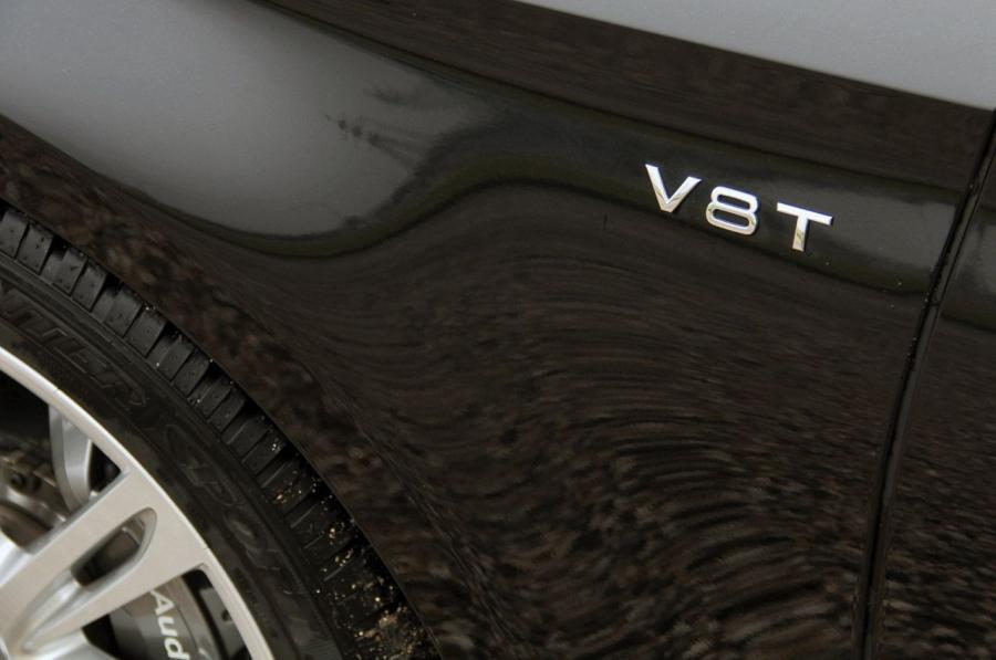 Детали экстерьера Audi S8 (D4) 2012 года  (WW) (фото 36 из 36)